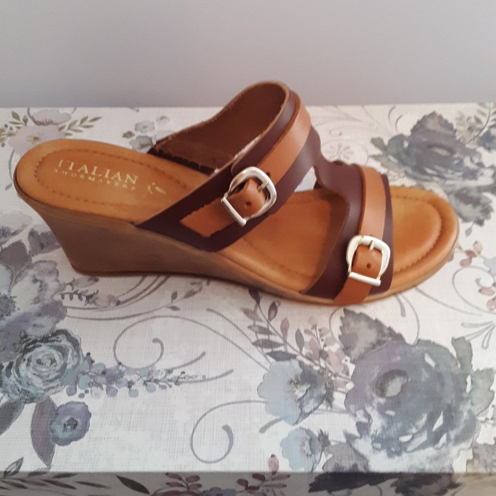 Stylish, two-tone wedge💥